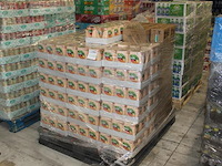 Fuzetea black teea peach hibiscus en maaza op pallet 1976 blikken/pakken. tht 2025. bod is inclusief 244,80... - afbeelding 1 van  2