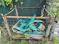 Gaaskooi met tuinslangen - afbeelding 1 van  2