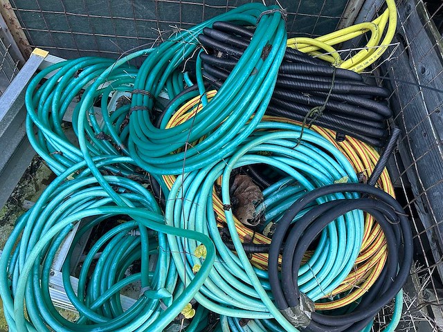 Gaaskooi met tuinslangen - afbeelding 2 van  2