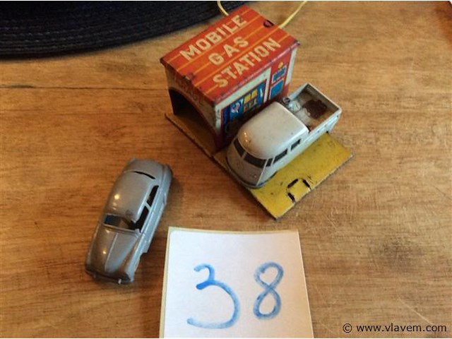 Garage blik + 2 vintage auto's ( plastiek) - afbeelding 1 van  4