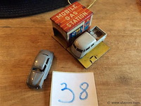 Garage blik + 2 vintage auto's ( plastiek) - afbeelding 1 van  4