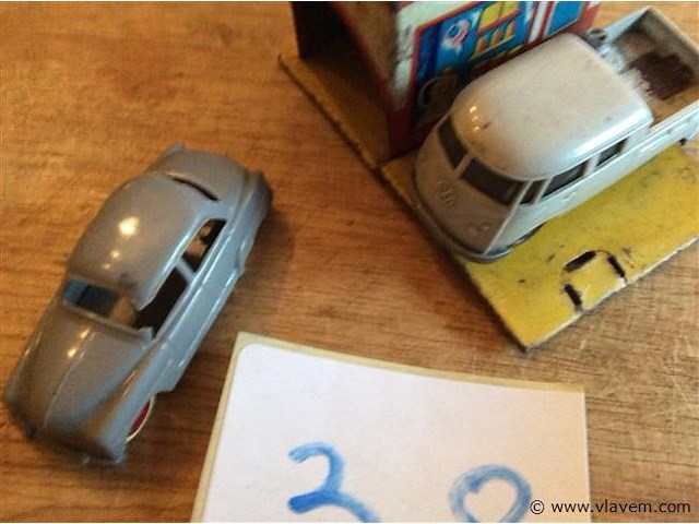 Garage blik + 2 vintage auto's ( plastiek) - afbeelding 2 van  4