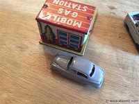 Garage blik + 2 vintage auto's ( plastiek) - afbeelding 4 van  4
