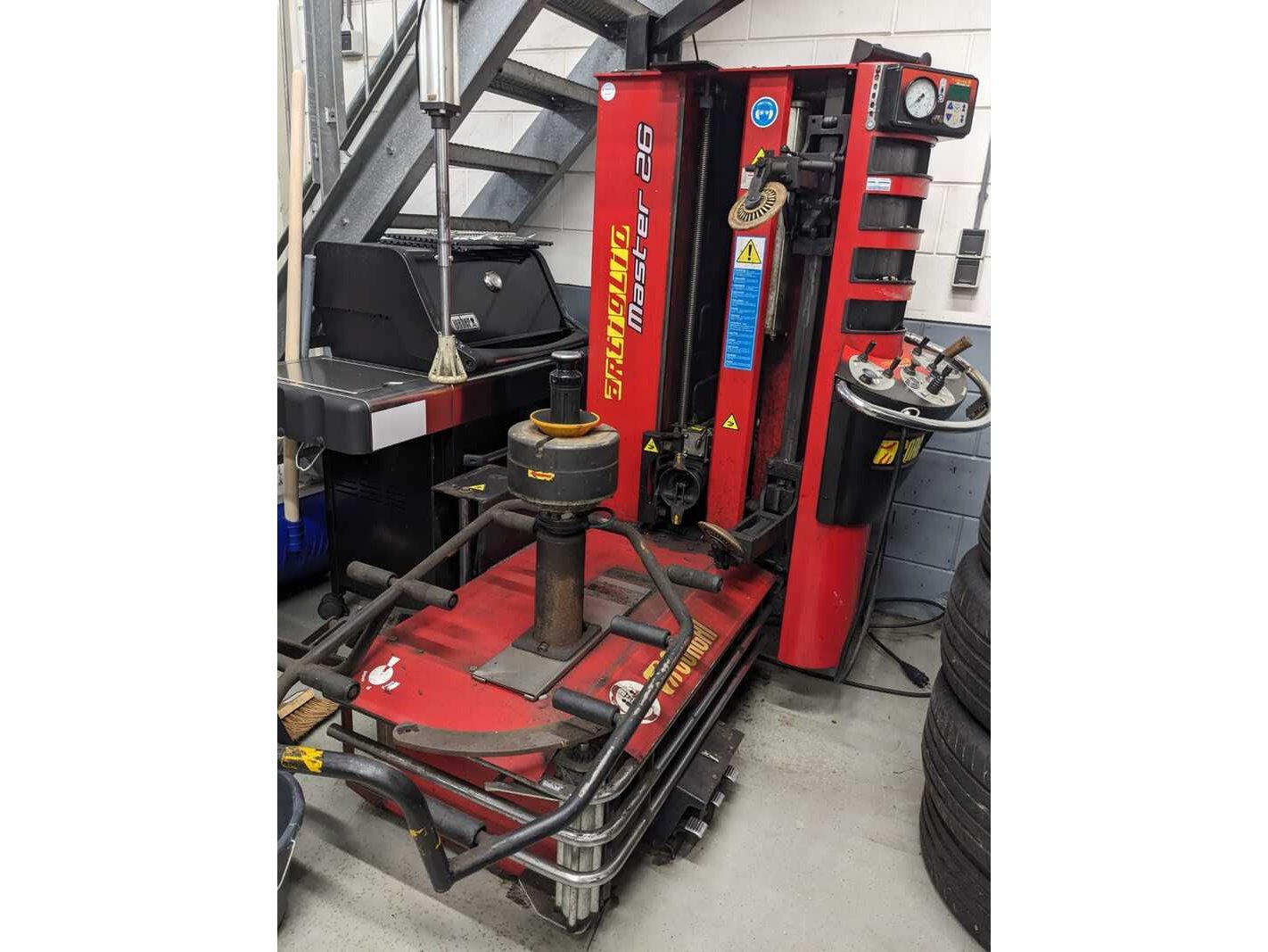 Garage inventaris en gereedschappen afkomstig van een bmw garage