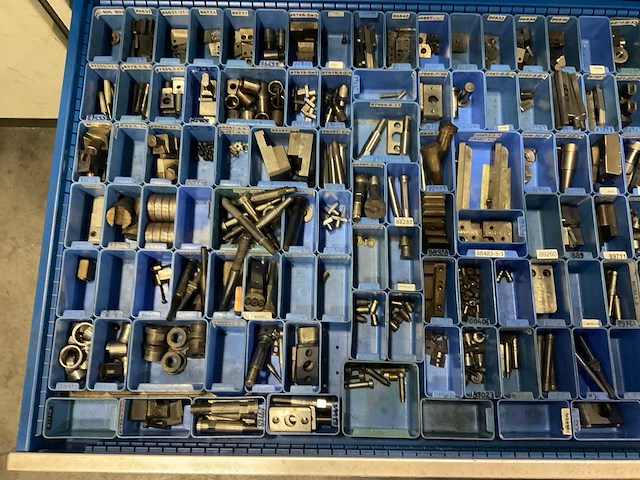 Garant ladekast met diverse onderdelen, gereedschappen en accessoires - afbeelding 9 van  34