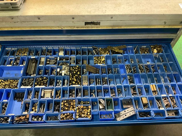 Garant ladekast met diverse onderdelen, gereedschappen en accessoires - afbeelding 17 van  34