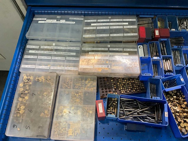 Garant ladekast met diverse onderdelen, gereedschappen en accessoires - afbeelding 22 van  34