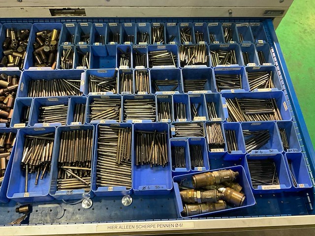 Garant ladekast met diverse onderdelen, gereedschappen en accessoires - afbeelding 25 van  34