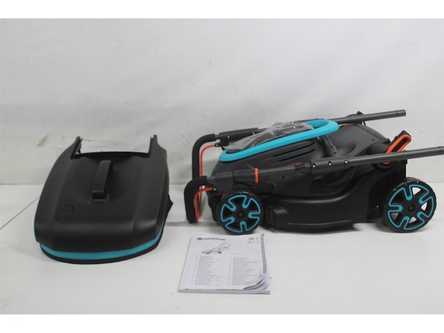 Gardena 2x18v grasmaaier powermax p4a 37cm incl. twee 4.0ah accu's + lader - afbeelding 2 van  2