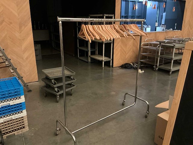 Garderobe rail met kapstokken - afbeelding 1 van  4