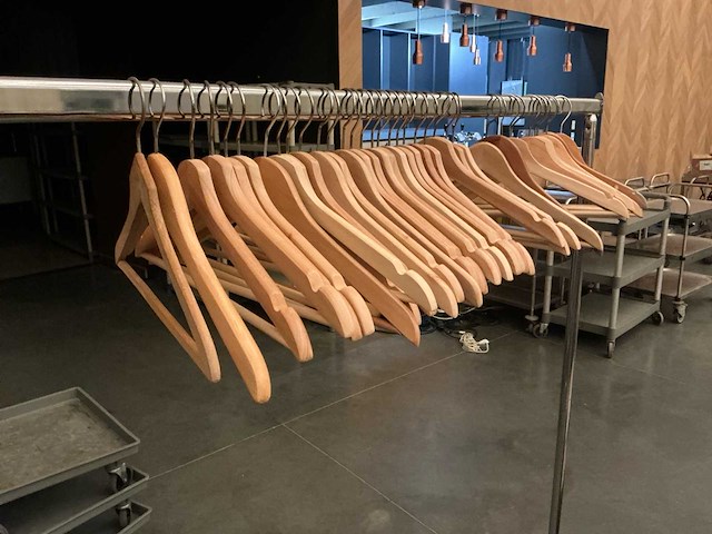 Garderobe rail met kapstokken - afbeelding 2 van  4