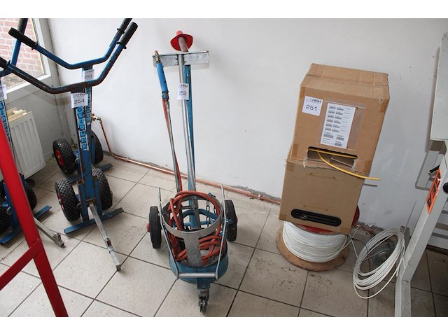 Gasbranderwagen met toorts. - afbeelding 1 van  2