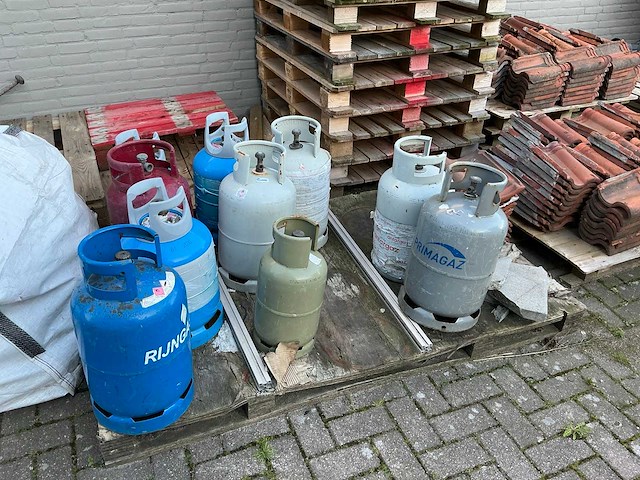 Gasfles (10x) en zonnepaneel (16x) - afbeelding 1 van  4
