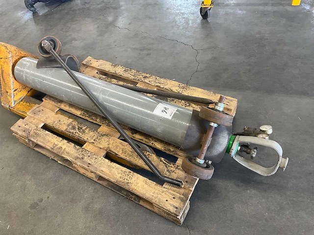 Gasfles met 2 flessenkarren - afbeelding 2 van  5