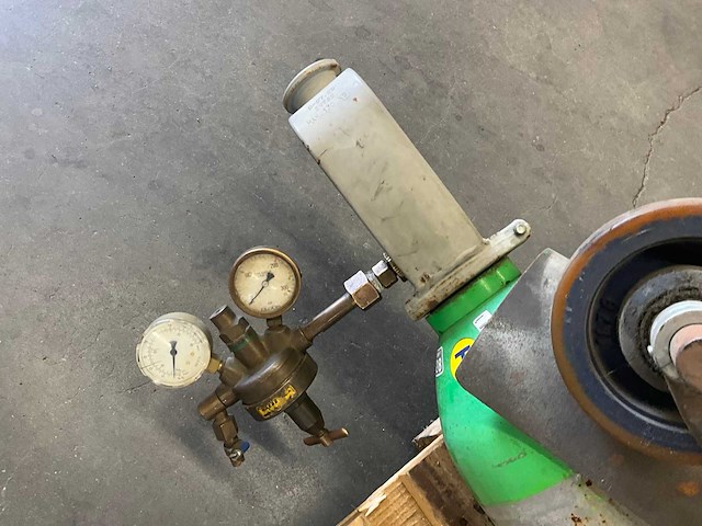 Gasfles met 2 flessenkarren - afbeelding 5 van  5