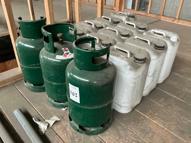 Gasflessen en lege jerrycans - afbeelding 1 van  4