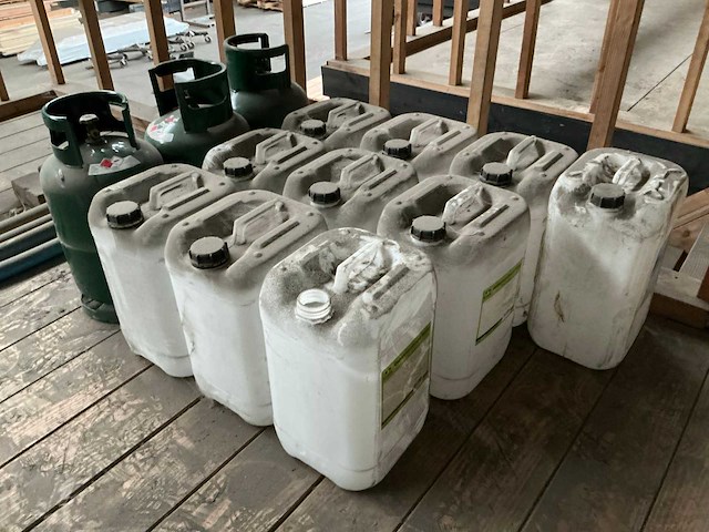 Gasflessen en lege jerrycans - afbeelding 2 van  4