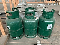 Gasflessen en lege jerrycans - afbeelding 3 van  4