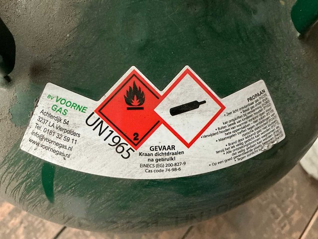 Gasflessen en lege jerrycans - afbeelding 4 van  4