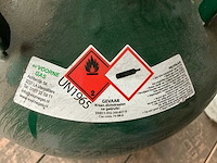 Gasflessen en lege jerrycans - afbeelding 4 van  4
