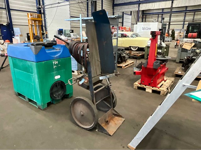 Gasflessenwagen en divers - afbeelding 2 van  9