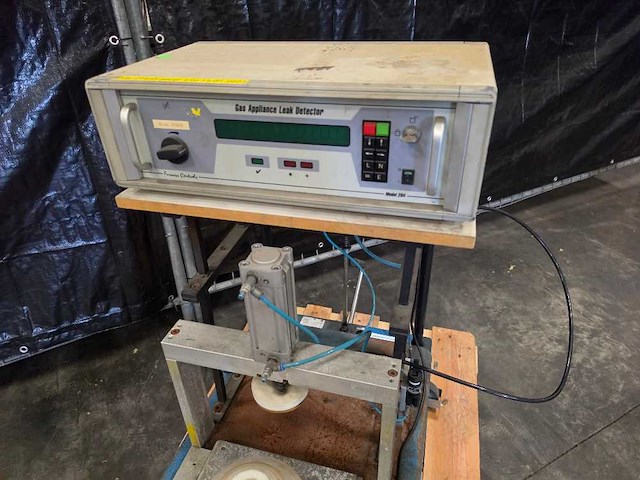 Gasmeter op heftafel - overige magazijninventaris - afbeelding 2 van  7