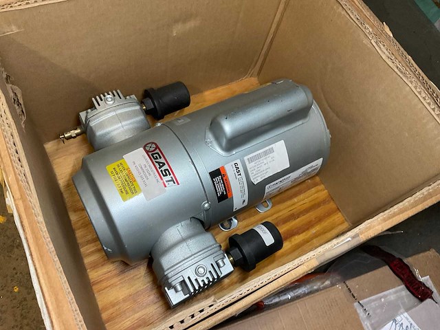 Gast piston air compressor - afbeelding 1 van  3