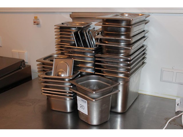 Gastronormbakken in diverse maten met enkele deksels circa 45 stuks. - afbeelding 1 van  2