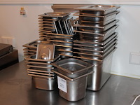 Gastronormbakken in diverse maten met enkele deksels circa 45 stuks.