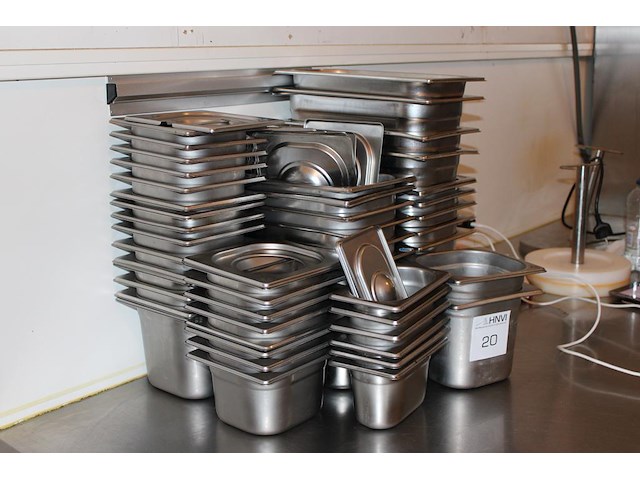 Gastronormbakken in diverse maten met enkele deksels circa 45 stuks. - afbeelding 2 van  2