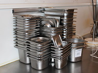 Gastronormbakken in diverse maten met enkele deksels circa 45 stuks. - afbeelding 2 van  2