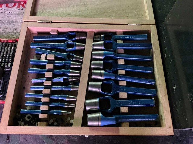 Gatenponsset en slagletterset - afbeelding 2 van  2