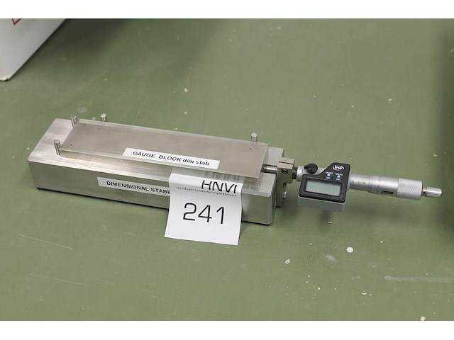 Gauge block met digitale micrometer. - afbeelding 1 van  2