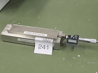 Gauge block met digitale micrometer. - afbeelding 1 van  2