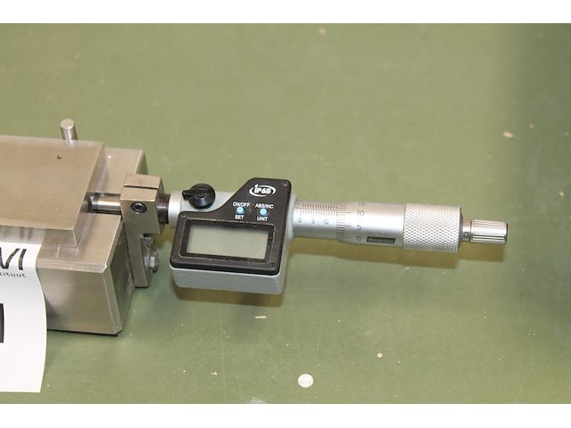 Gauge block met digitale micrometer. - afbeelding 2 van  2