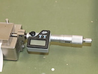 Gauge block met digitale micrometer. - afbeelding 2 van  2