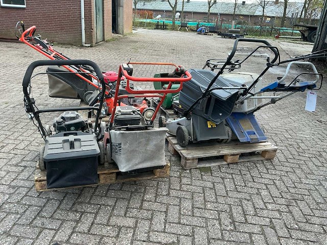 Gazonmaaiers / loopmaaiers / cirkelmaaiers / kooimaaier (8x) - afbeelding 12 van  15