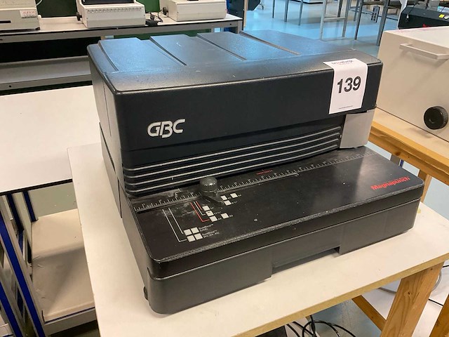 Gbc magnapunch ponsmachine - afbeelding 3 van  9