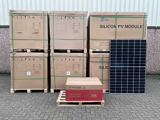 Gcl - set van 216 zonnepanelen - goodwe 80k omvormer (totaal vermogen 88.560 wp) - afbeelding 1 van  11