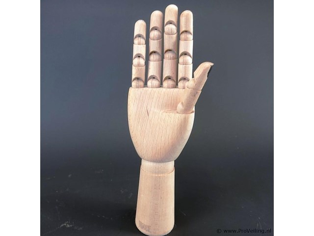 Gearticuleerde/gelede houten hand met een decoratieve, met de hand aangebrachte tatoeage-achtige illustratie van een chrysant op de handpalm en zwarte nagels - afbeelding 2 van  5
