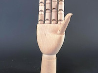 Gearticuleerde/gelede houten hand met een decoratieve, met de hand aangebrachte tatoeage-achtige illustratie van een chrysant op de handpalm en zwarte nagels - afbeelding 2 van  5