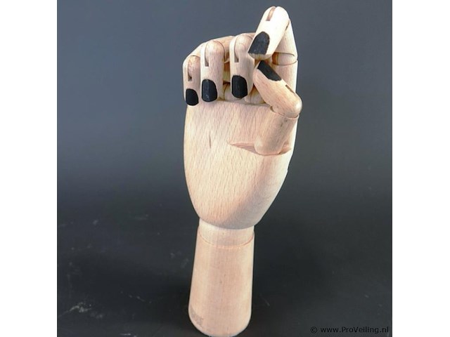 Gearticuleerde/gelede houten hand met een decoratieve, met de hand aangebrachte tatoeage-achtige illustratie van een chrysant op de handpalm en zwarte nagels - afbeelding 3 van  5