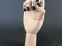 Gearticuleerde/gelede houten hand met een decoratieve, met de hand aangebrachte tatoeage-achtige illustratie van een chrysant op de handpalm en zwarte nagels - afbeelding 3 van  5