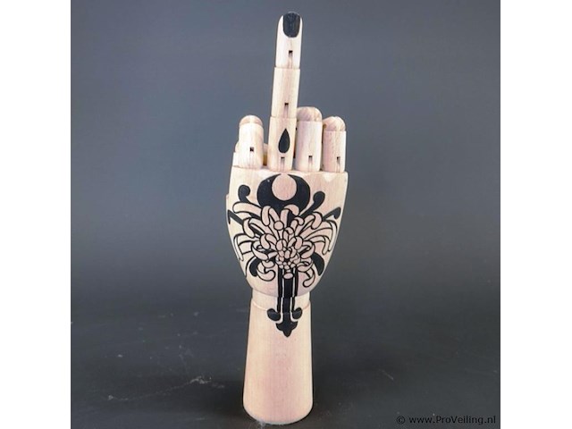 Gearticuleerde/gelede houten hand met een decoratieve, met de hand aangebrachte tatoeage-achtige illustratie van een chrysant op de handpalm en zwarte nagels - afbeelding 4 van  5