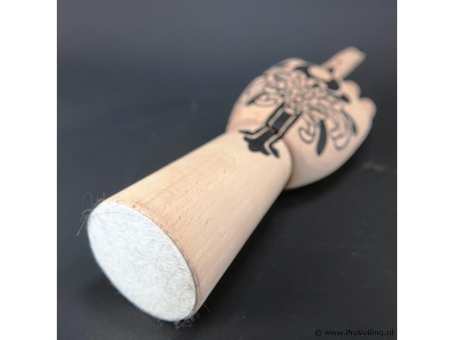 Gearticuleerde/gelede houten hand met een decoratieve, met de hand aangebrachte tatoeage-achtige illustratie van een chrysant op de handpalm en zwarte nagels - afbeelding 5 van  5