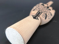 Gearticuleerde/gelede houten hand met een decoratieve, met de hand aangebrachte tatoeage-achtige illustratie van een chrysant op de handpalm en zwarte nagels - afbeelding 5 van  5