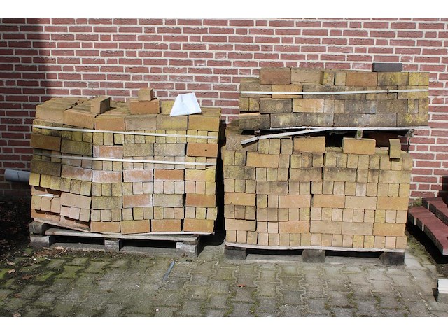 Gebakken waaltjes op drie pallets circa 20 meter. - afbeelding 1 van  2