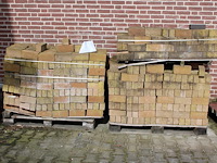 Gebakken waaltjes op drie pallets circa 20 meter. - afbeelding 1 van  2