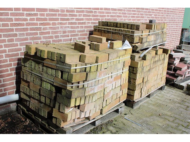 Gebakken waaltjes op drie pallets circa 20 meter. - afbeelding 2 van  2