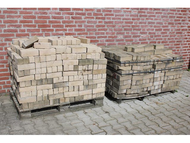 Gebakken waaltjes op twee pallets circa 18 meter. - afbeelding 1 van  3